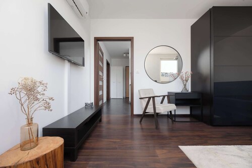 Modern Apartment | Parking, Air Conditioning, Balcony