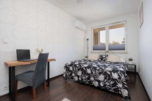 1 chambre, bureau, fer et planche à repasser, Wi-Fi