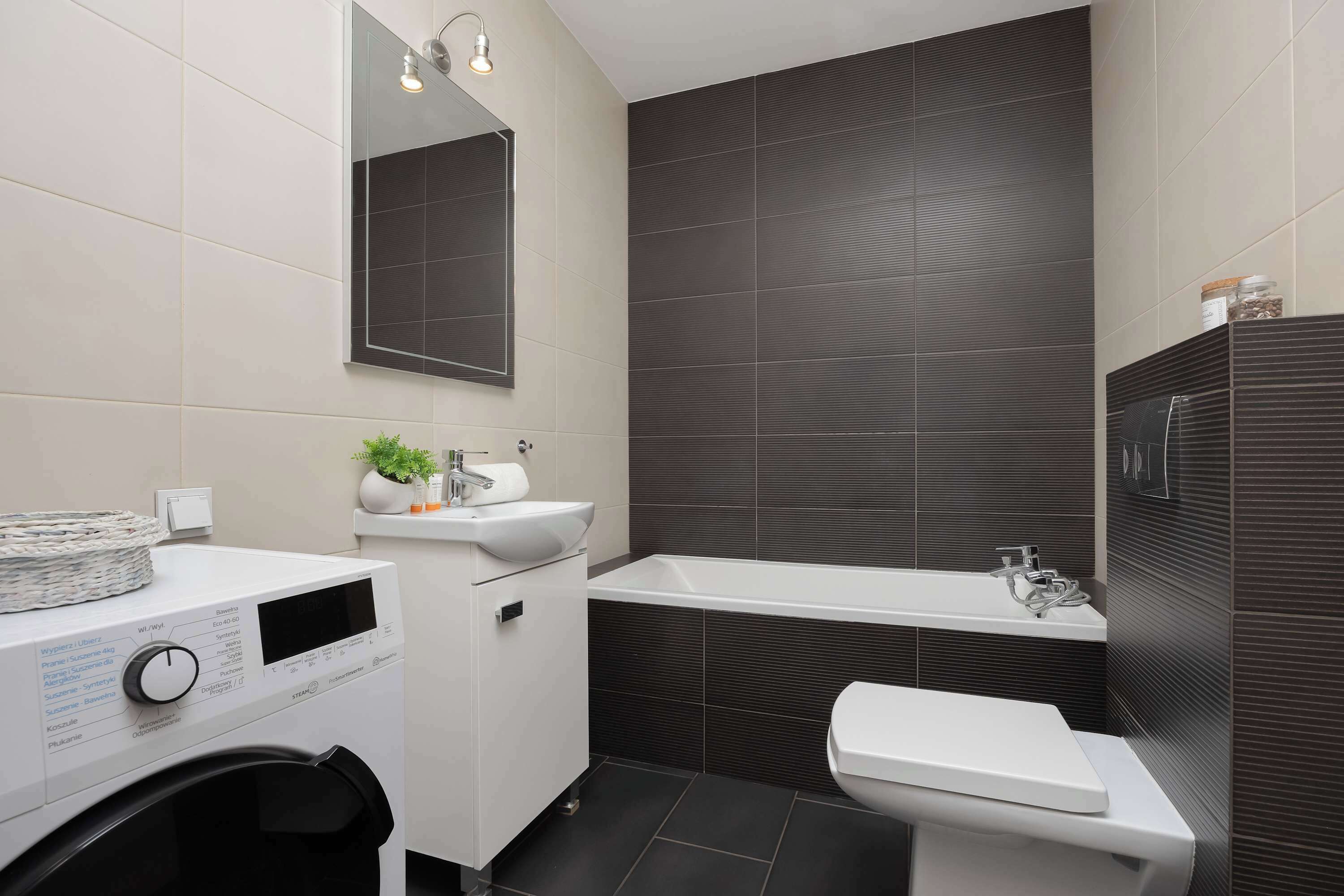 Shower, hair dryer, towels, shampoo
