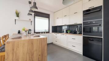 Frigorifero, microonde, forno, piano cottura