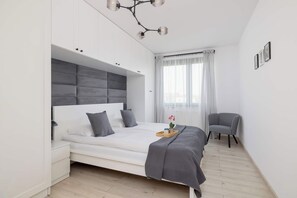 2 bedrooms, desk, iron/ironing board, WiFi