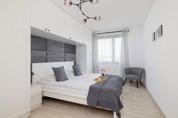 2 bedrooms, desk, iron/ironing board, WiFi