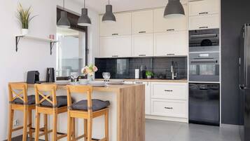 Geladeira, micro-ondas, fogão, cooktop