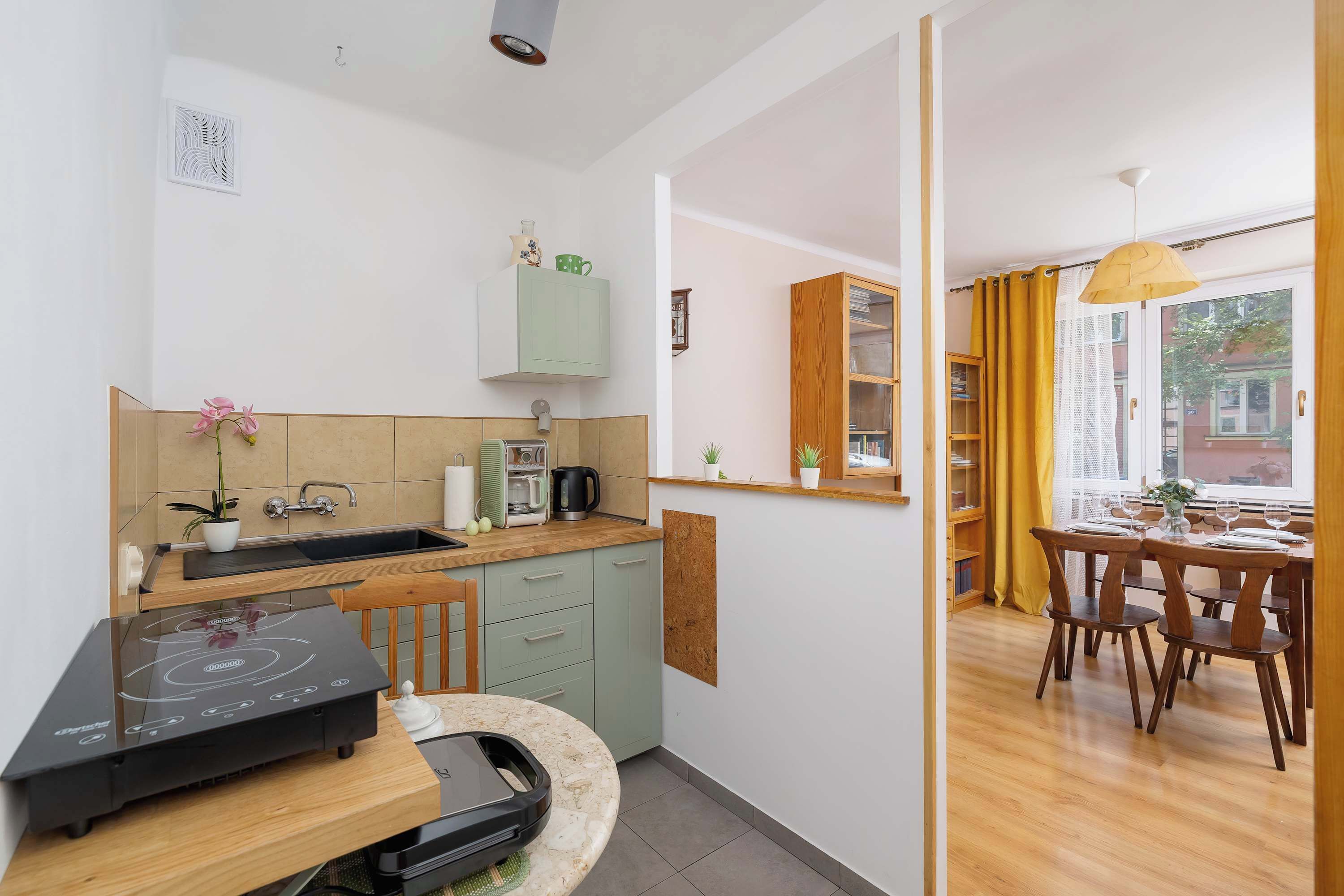 Fridge, stovetop, coffee/tea maker, toaster