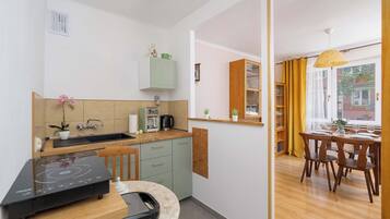 Réfrigérateur, plaque de cuisson, cafetière/bouilloire, grille-pain