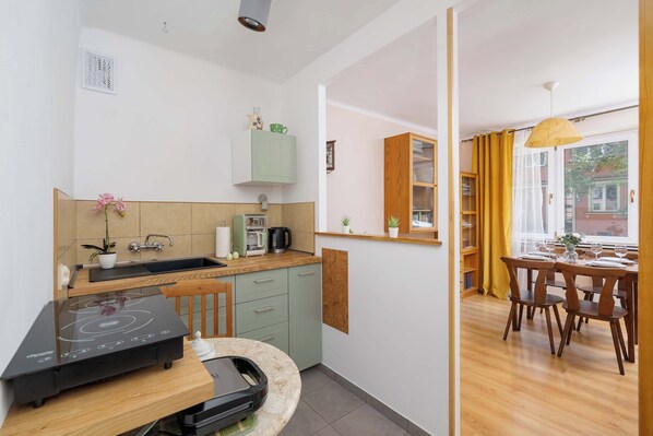 Een koelkast, een kookplaat, een koffiezetapparaat/waterkoker