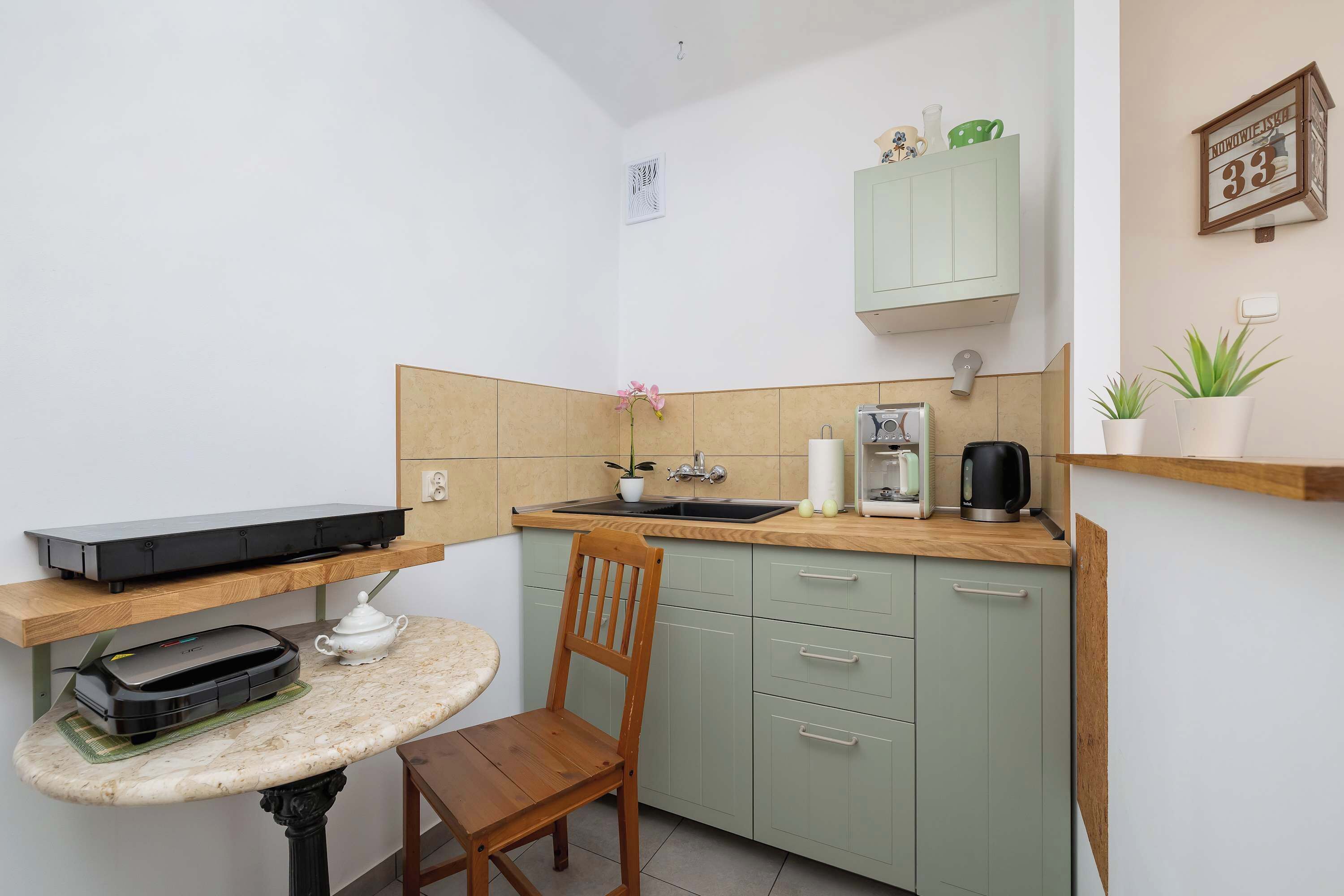 Réfrigérateur, plaque de cuisson, cafetière/bouilloire, grille-pain