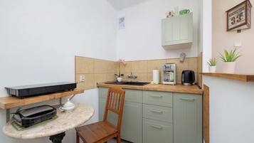 Réfrigérateur, plaque de cuisson, cafetière/bouilloire, grille-pain