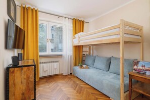 Iron/ironing board, travel crib, WiFi, bed sheets