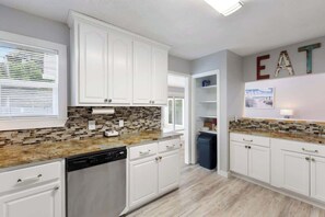 Private kitchen - Lagoona Villa: a Poolside Paradise (Pensacola)
