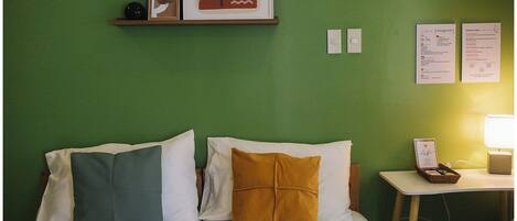 Habitación básica doble | Decoración personalizada, muebles diferentes y cortinas blackout