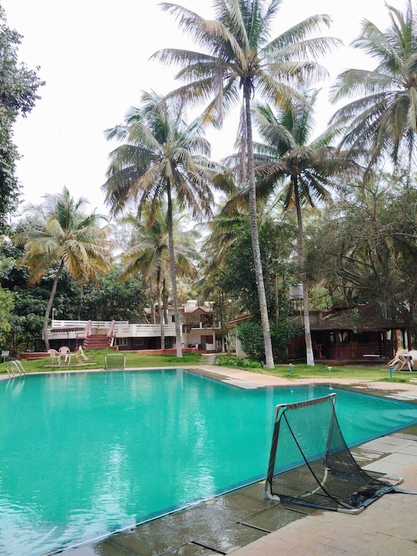 2 piscines extérieures, parasols de plage, chaises longues