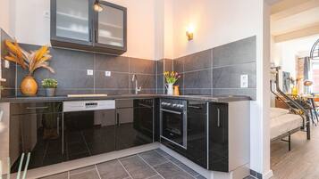 Kühlschrank, Mikrowelle, Ofen, Herdplatte