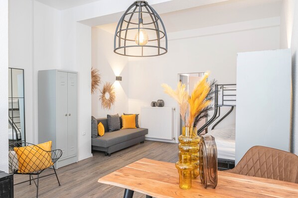 TV - Stylish Apartment / 5 Minutes to the Trade Fair & City Center (Essen)