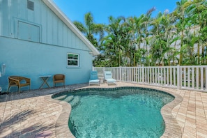 A heated pool - Sanctuary at the Point | Luxurious Pool Home One Block the beach (Sarasota)