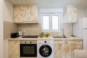 Fridge, oven, stovetop, coffee/tea maker