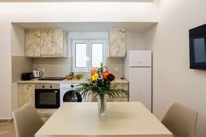 Fridge, oven, stovetop, coffee/tea maker