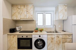 Fridge, oven, stovetop, coffee/tea maker
