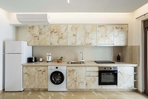 Refrigerador, horno, parrilla de estufa y cafetera y tetera