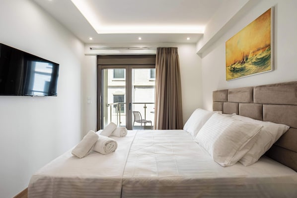 Tabla de planchar con plancha, wifi y ropa de cama