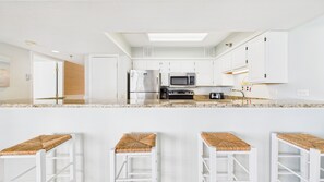 冷蔵庫、電子レンジ、オーブン、コンロ