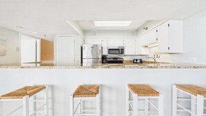 Microones, placa de cuina, rentaplats i cafetera i tetera