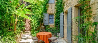 Indigo Room with Shared Pool, Wi-Fi & Air Conditioning