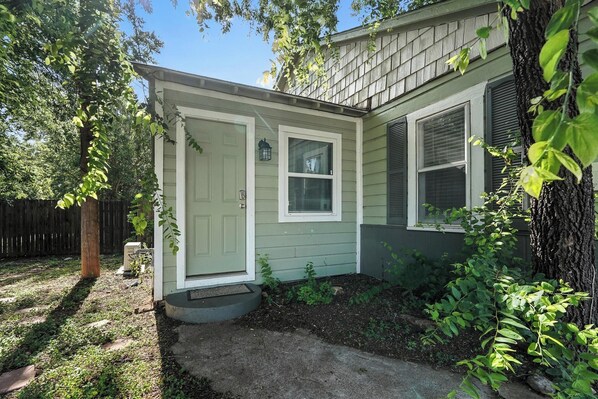 Exterior - Mockingbird Lane – Cozy Rustic Retreat (Abilene)