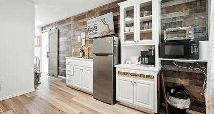 Mockingbird Lane – Cozy Rustic Retreat