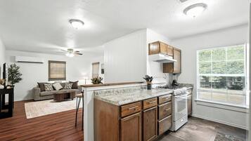 Frigorífico, microondas, horno y placa de cocina