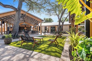 Outdoor dining - Relax at Coral Cove – Poolside Paradise in Bonita Springs (Bonita Springs)