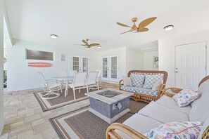 Smart TV - Relax at Coral Cove – Poolside Paradise in Bonita Springs (Bonita Springs)