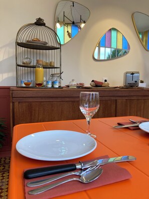 Colazione a buffet, servita tutte le mattine (12 EUR a persona)