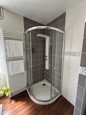 Suite, Garden View | Bathroom - Le Clos de Marguerite (Mellecey)