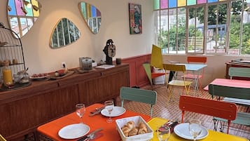 Desayuno buffet (EUR 12 por persona)