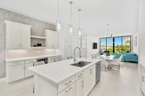 Mikroaaltouuni, astianpesukone, kahvin-/teenkeitin, leivänpaahdin