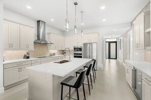 Microondas, lavavajillas, cafetera/tetera, tostadora