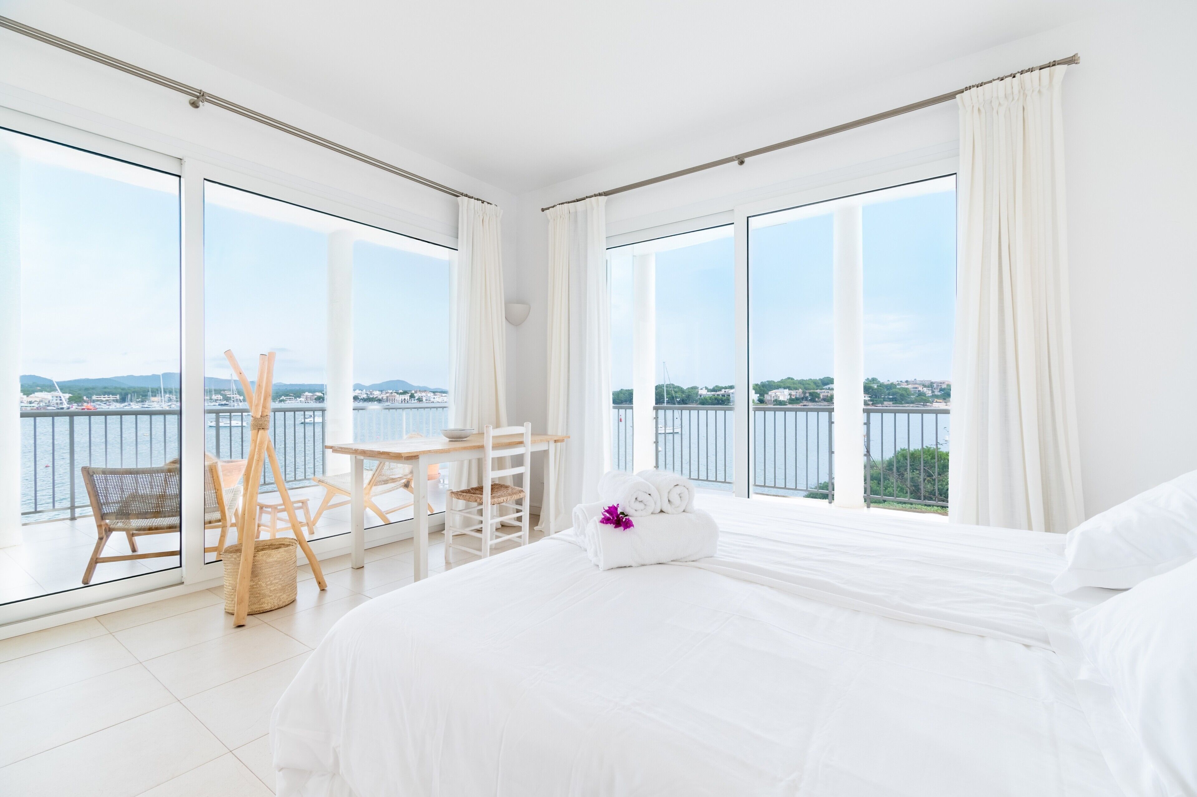 5 bedrooms, iron/ironing board, WiFi, bed sheets