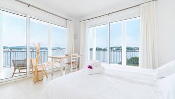 5 bedrooms, iron/ironing board, WiFi, bed sheets