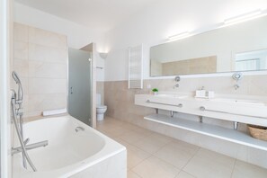 Douche, sèche-cheveux, serviettes fournies