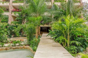 المنطقة المحيطة بالمنشأة