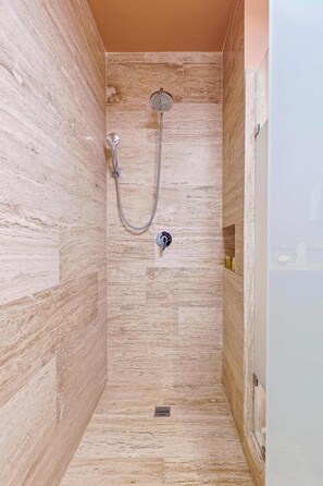 Dusche, Haartrockner, HandtĂŒcher