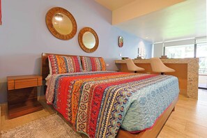 Escritorio, tabla de planchar con plancha, cuna de viaje y wifi gratis 