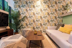 Fernseher, Tischtennisplatte, Arbeitsbereiche