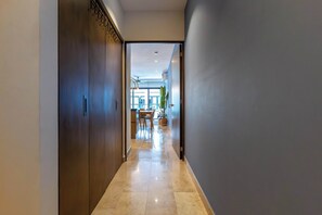 Interior - Stylish Condo, Rooftop Pool, Jacuzzi, Prime Playa (Playa del Carmen)