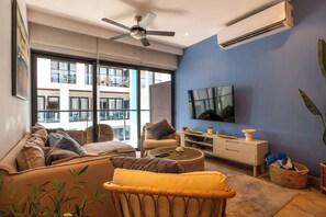 TV, offices - Stylish Condo, Rooftop Pool, Jacuzzi, Prime Playa (Playa del Carmen)
