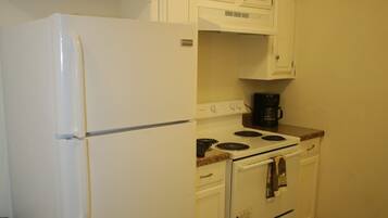 Fridge, stovetop, dishwasher