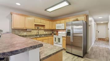 House, 3 Bedrooms | Private kitchen | Fridge, oven, coffee/tea maker, toaster