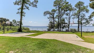 House, 3 Bedrooms | Sport court