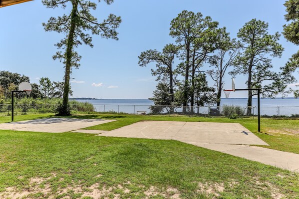 House, 3 Bedrooms | Sport court